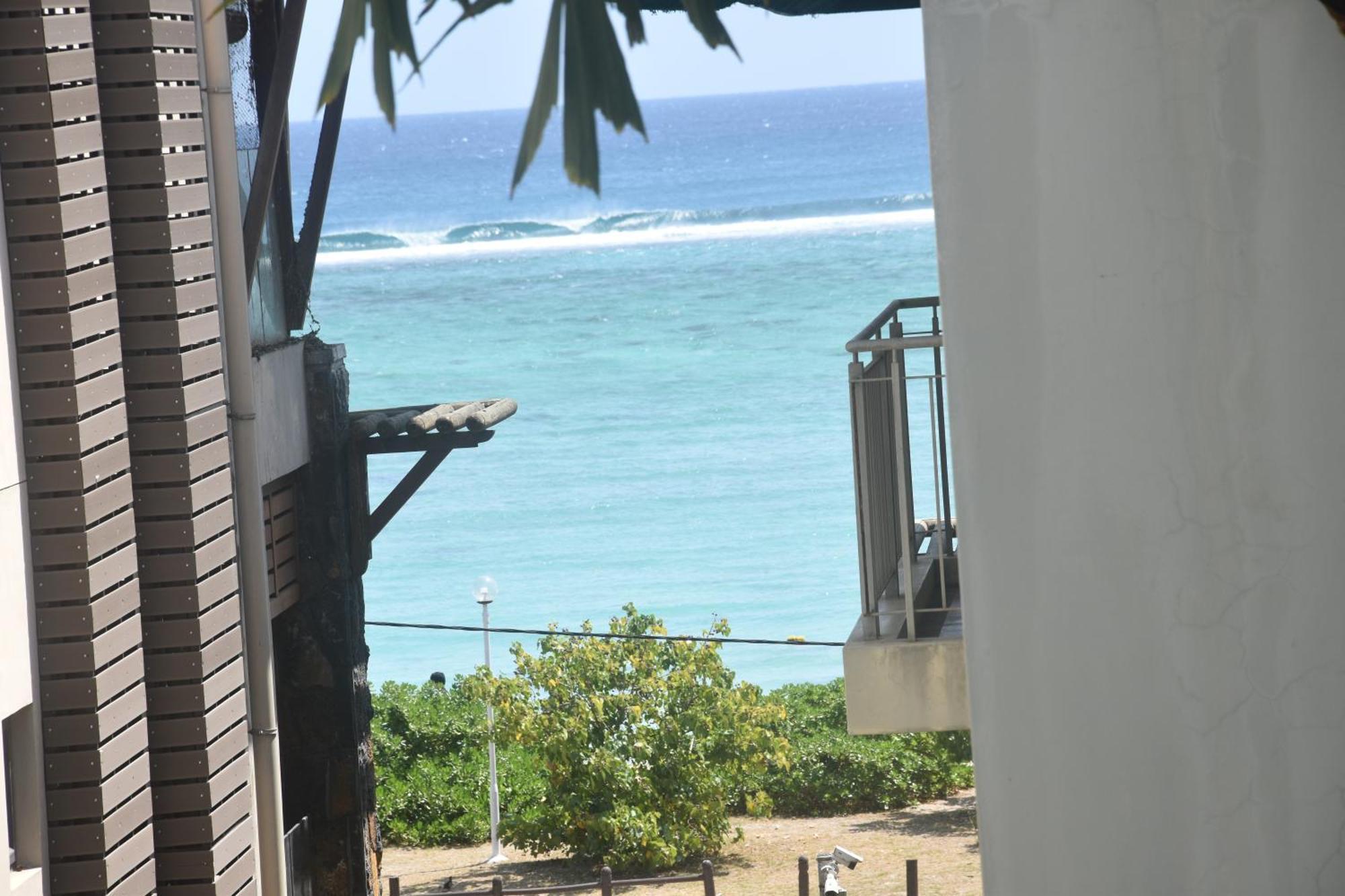 Blue Waves Beachfront Penthouse Flic en Flac Экстерьер фото