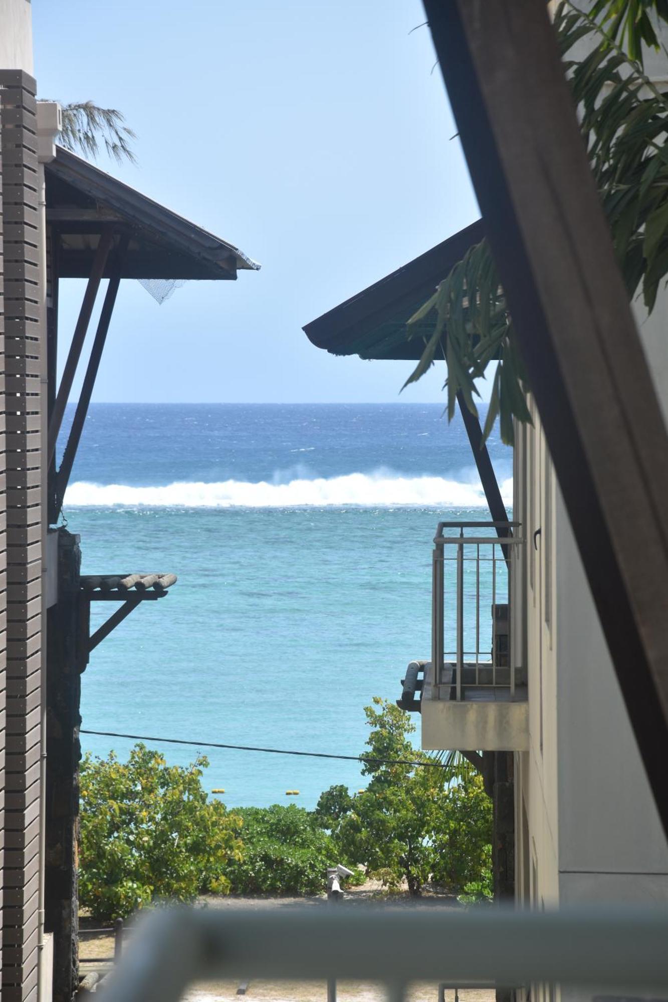 Blue Waves Beachfront Penthouse Flic en Flac Экстерьер фото