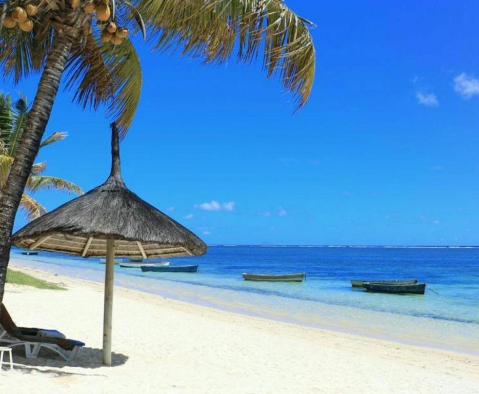 Blue Waves Beachfront Penthouse Flic en Flac Экстерьер фото